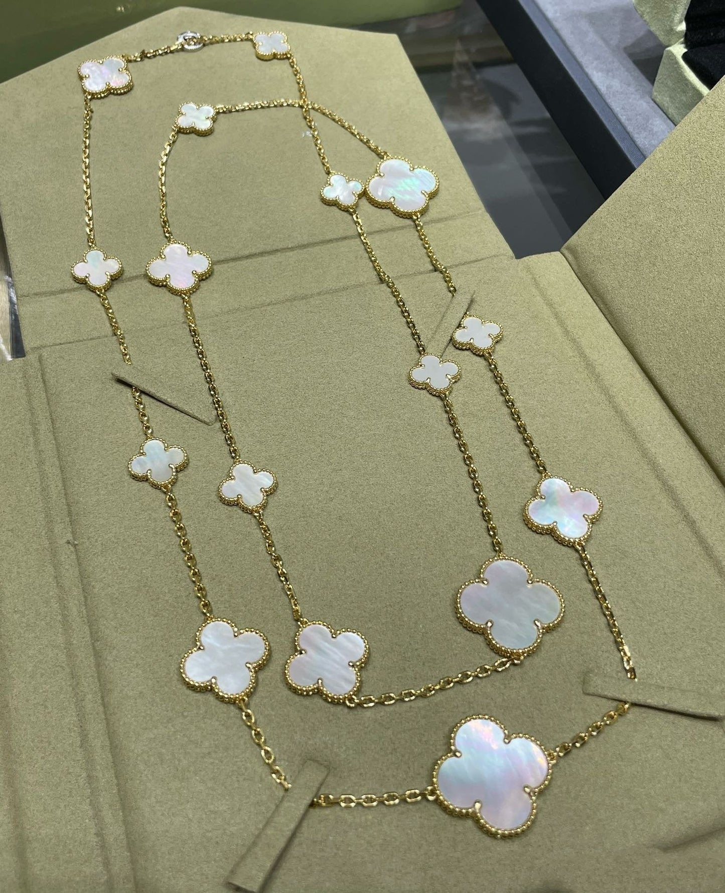 [Love Aura]CLOVER 16 MOTIF WHITE MOP GOLD NECKLACE
