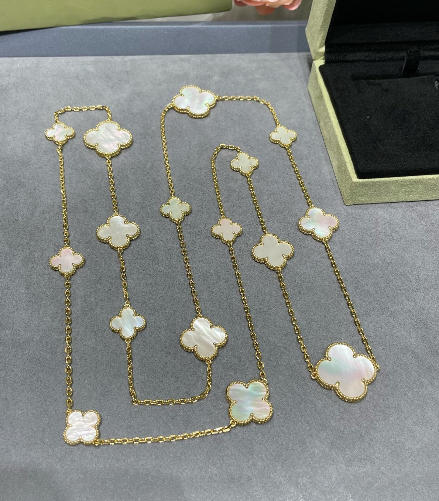 [Love Aura]CLOVER 16 MOTIF WHITE MOP GOLD NECKLACE