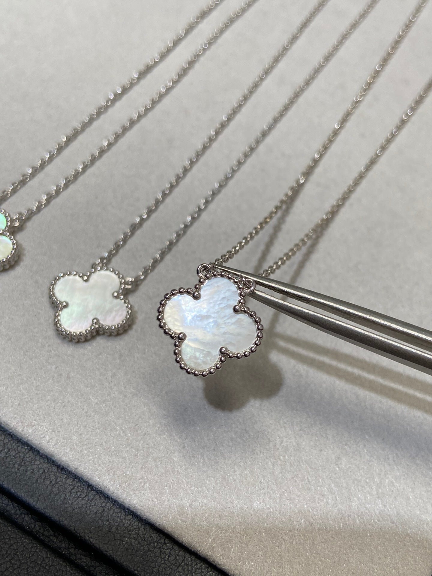 [Love Aura]CLOVER MEDIUM SILVER WHITE MOP NECKLACE