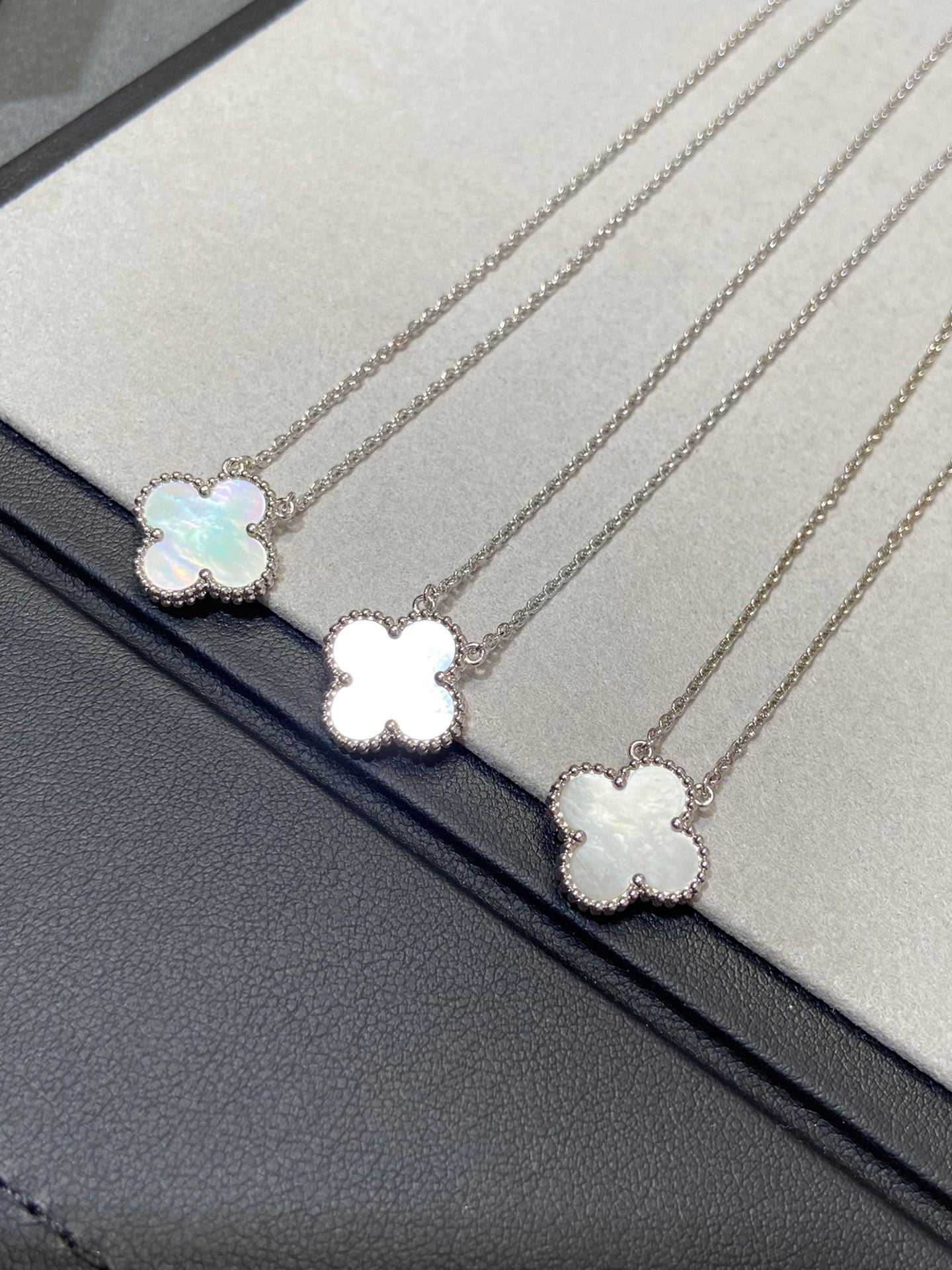 [Love Aura]CLOVER MEDIUM SILVER WHITE MOP NECKLACE