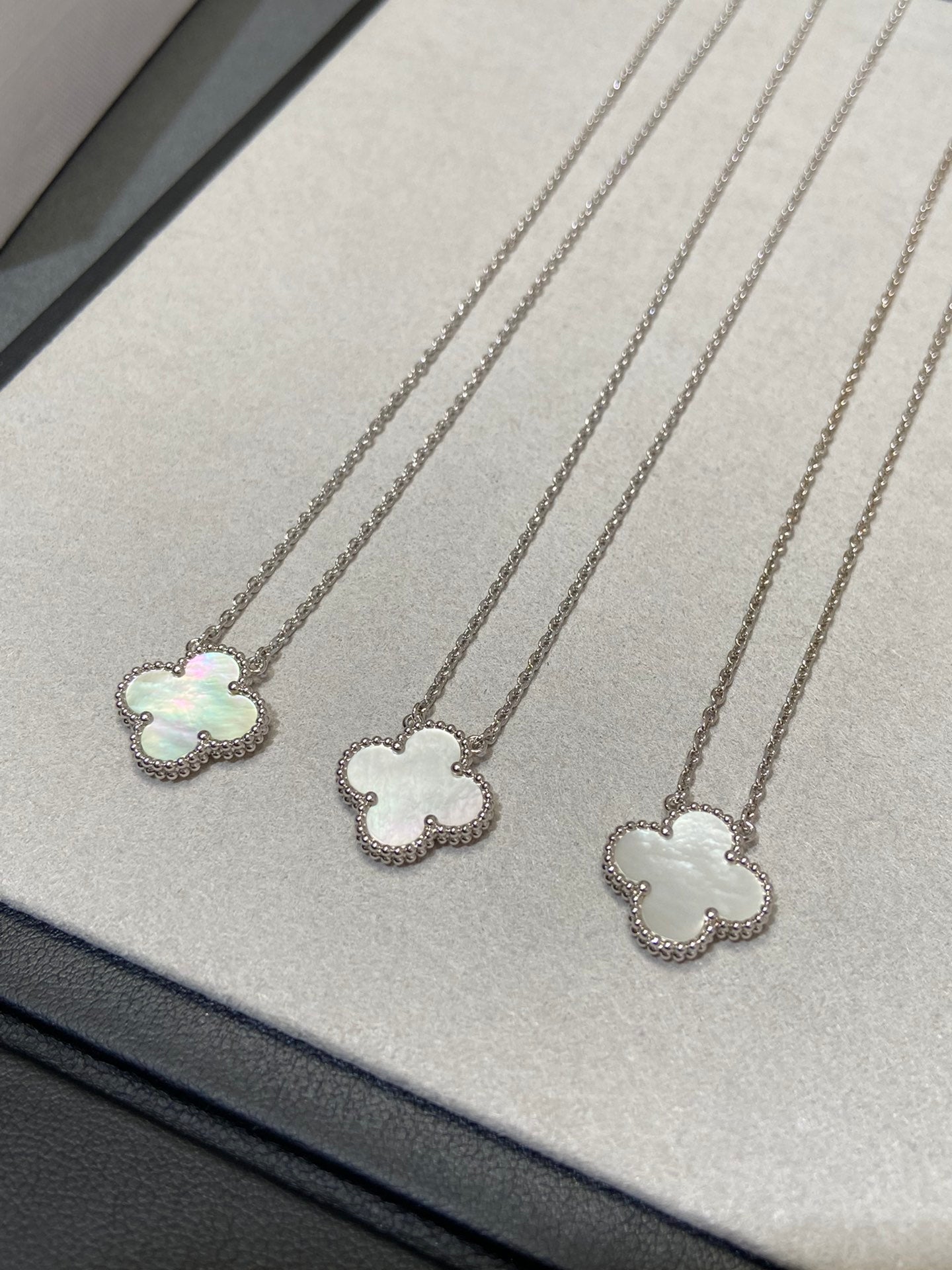 [Love Aura]CLOVER MEDIUM SILVER WHITE MOP NECKLACE