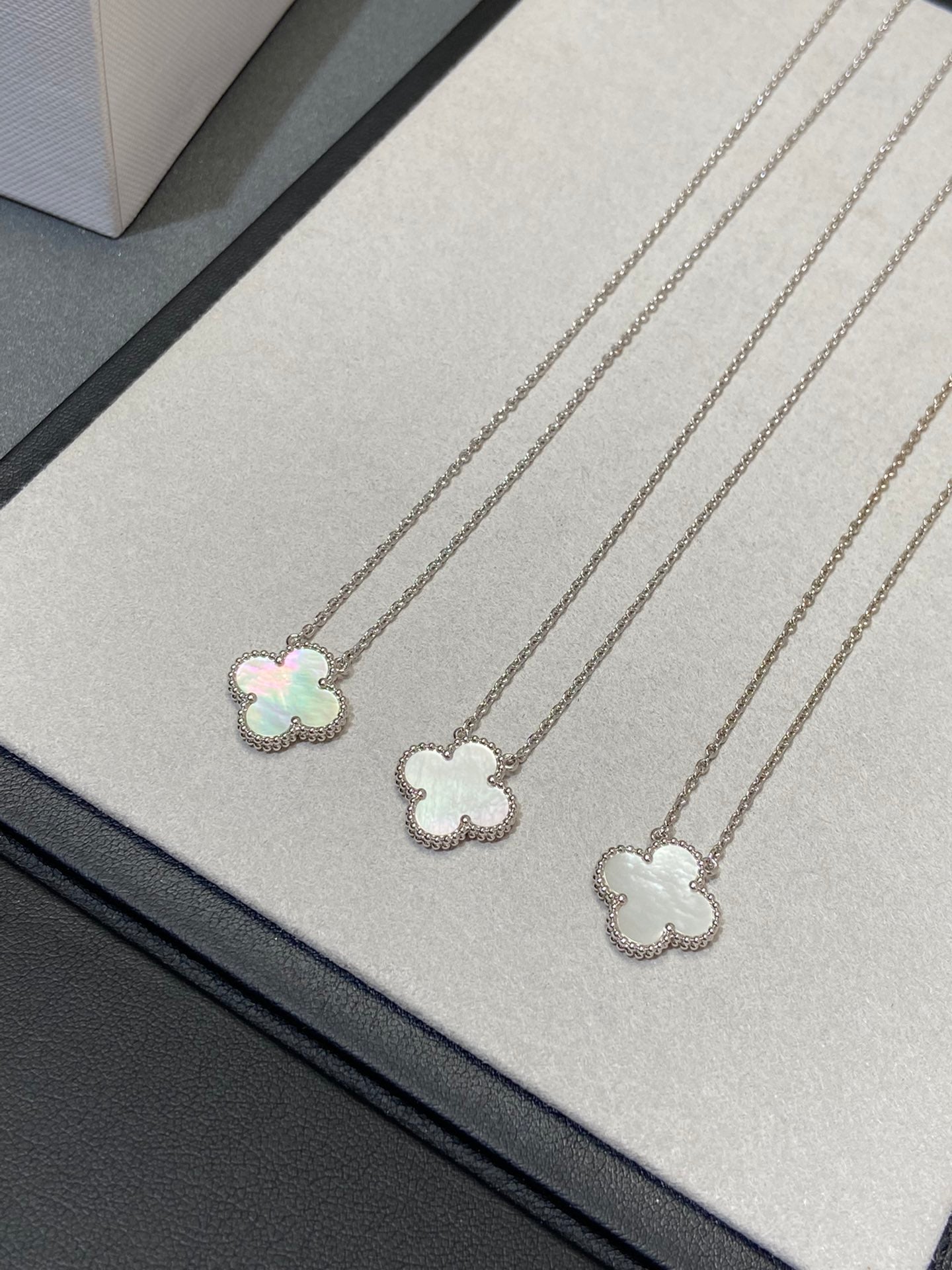 [Love Aura]CLOVER MEDIUM SILVER WHITE MOP NECKLACE