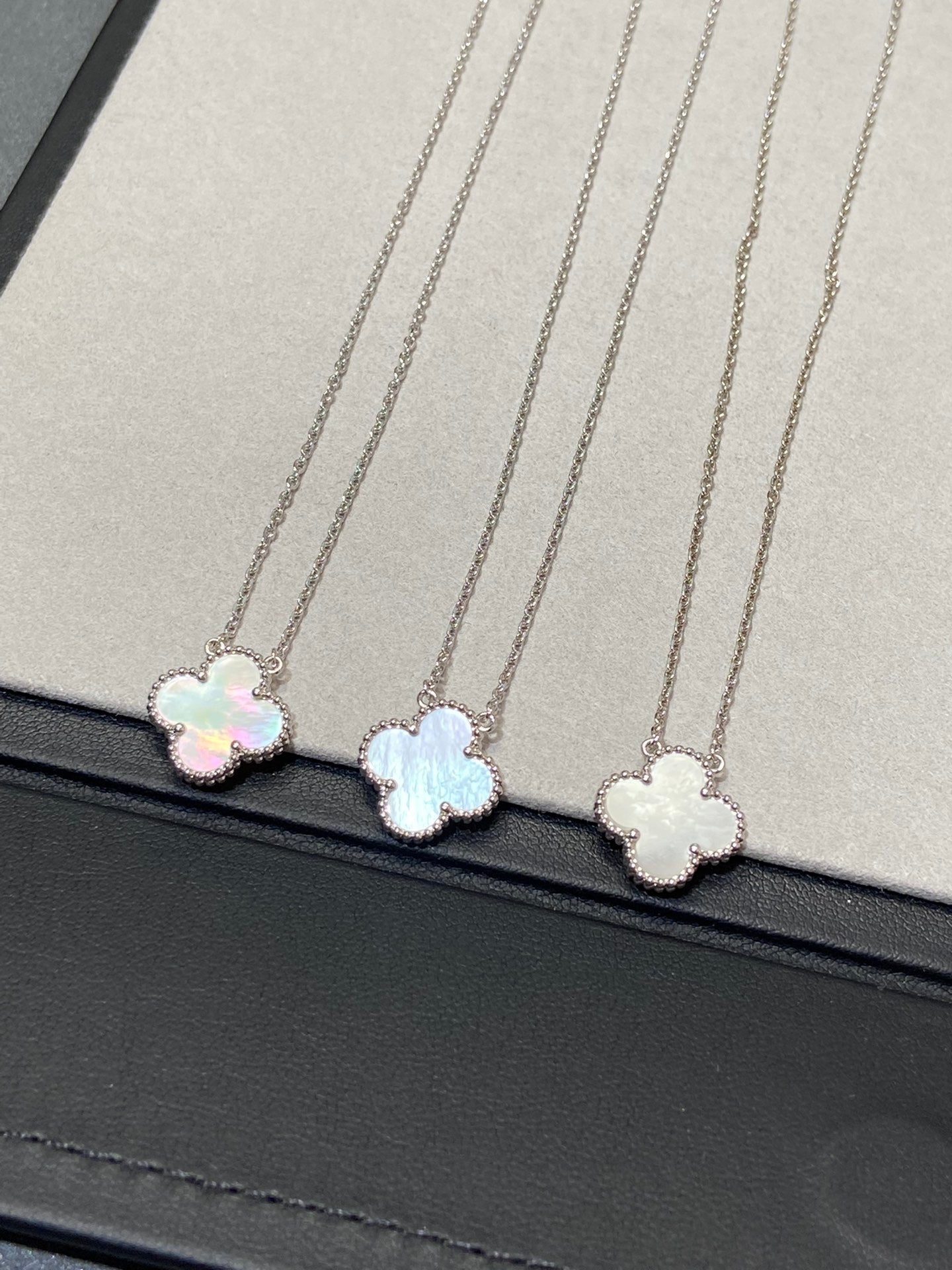[Love Aura]CLOVER MEDIUM SILVER WHITE MOP NECKLACE
