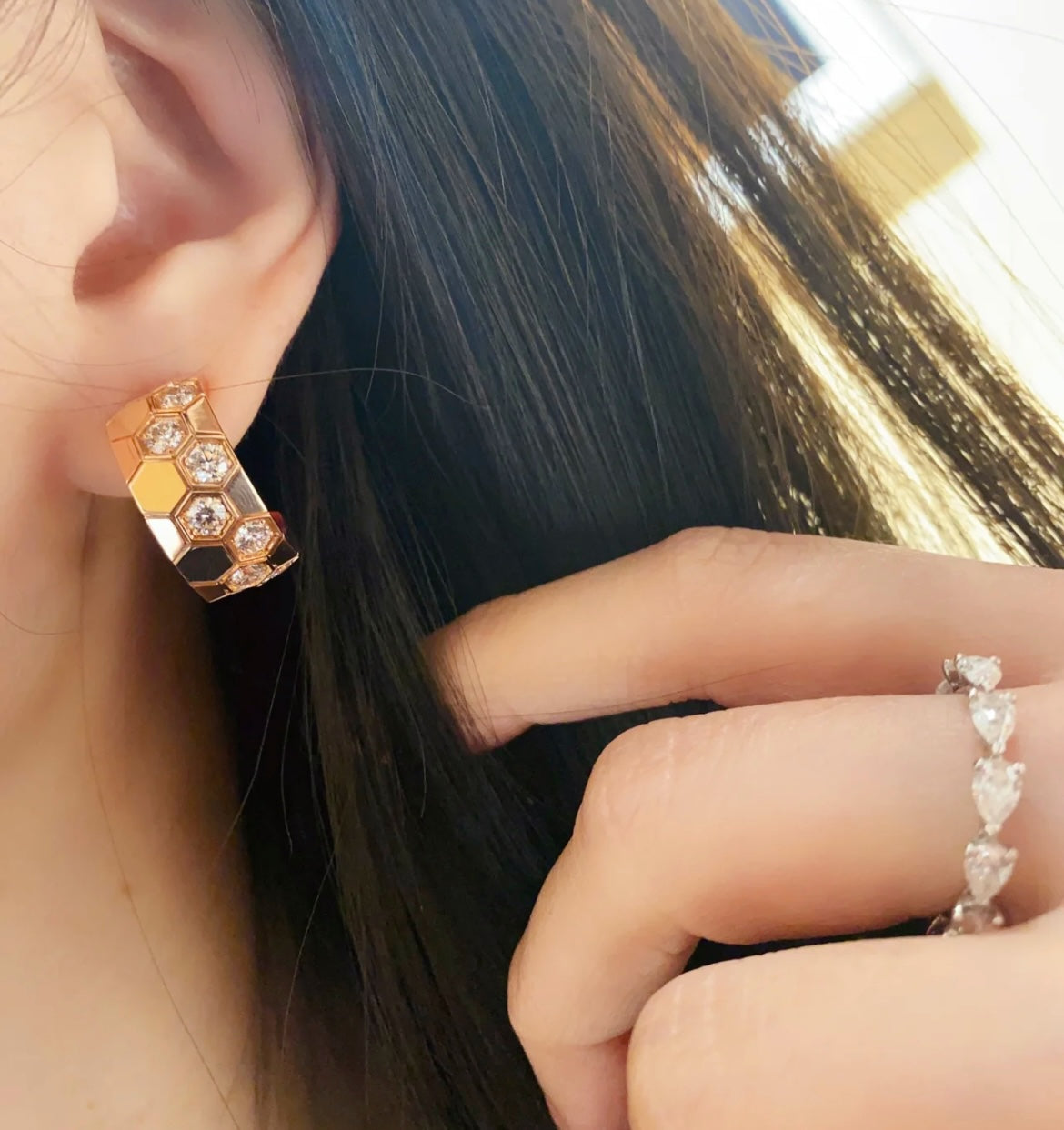 [Love Aura]BEE LOVE DIAMOND HOOP EARRINGS