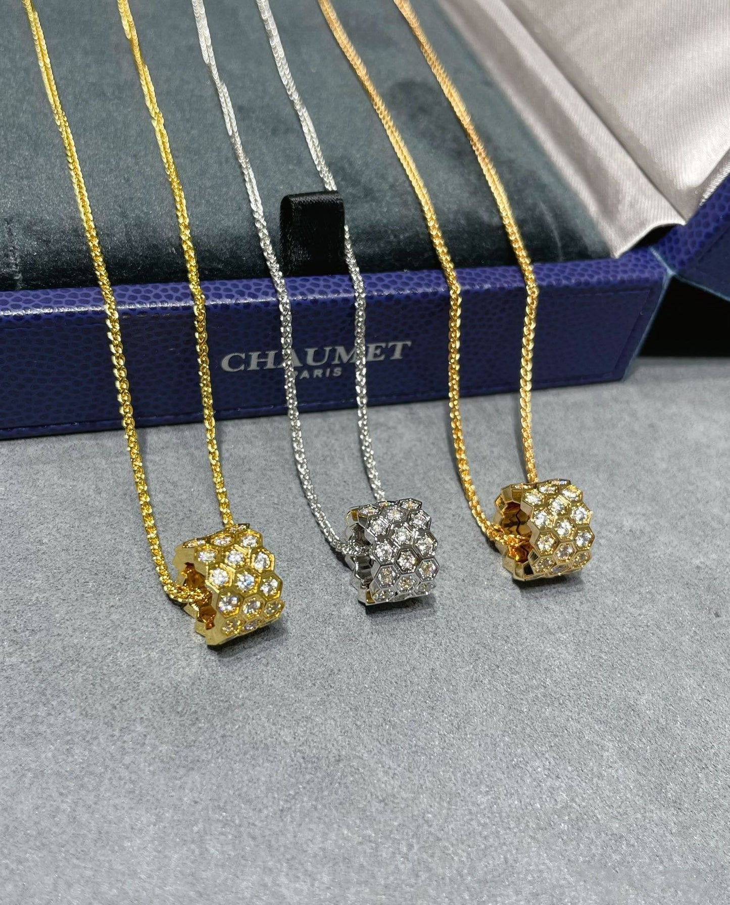 [Love Aura]BEE LOVE DIAMOND PAVED 3 ROW NECKLACE