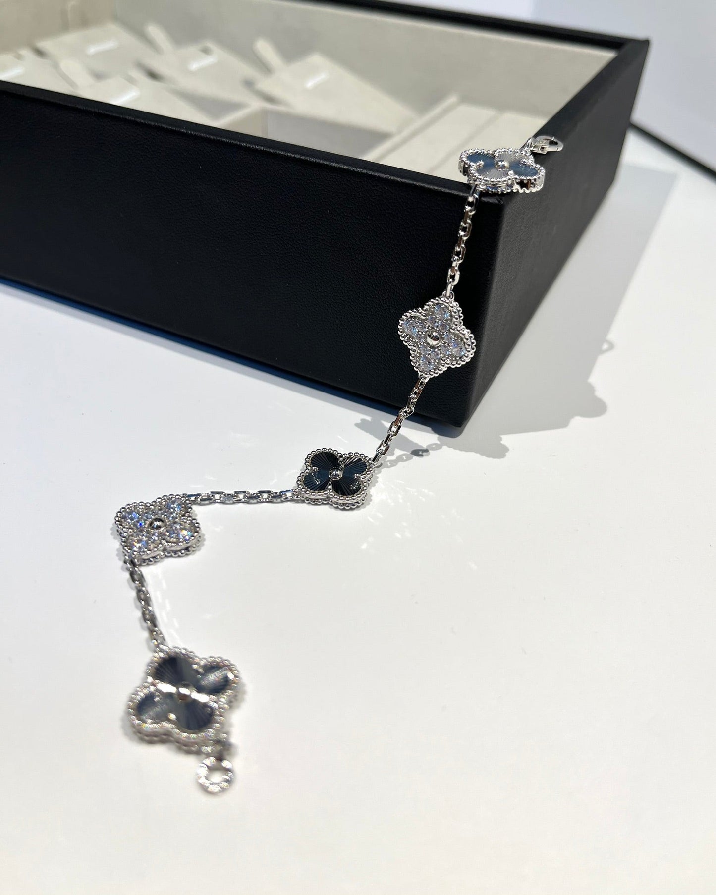 [Love Aura]CLOVER 5 MOTIF SILVER DIAMOND BRACELET