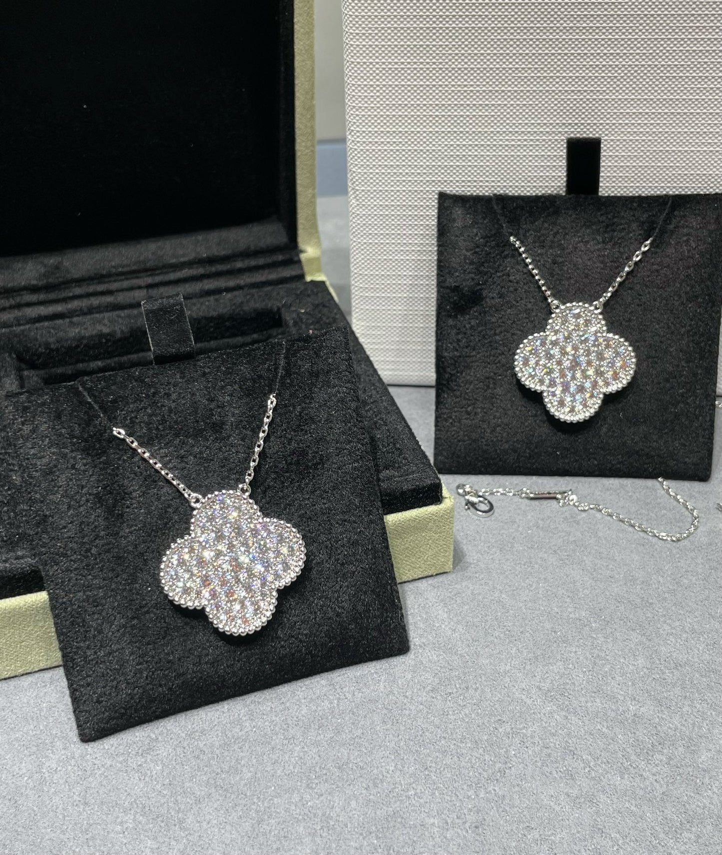 [Love Aura]CLOVER 25MM LARGE PENDANT DIAMOND PAVED SILVER NECKLACE