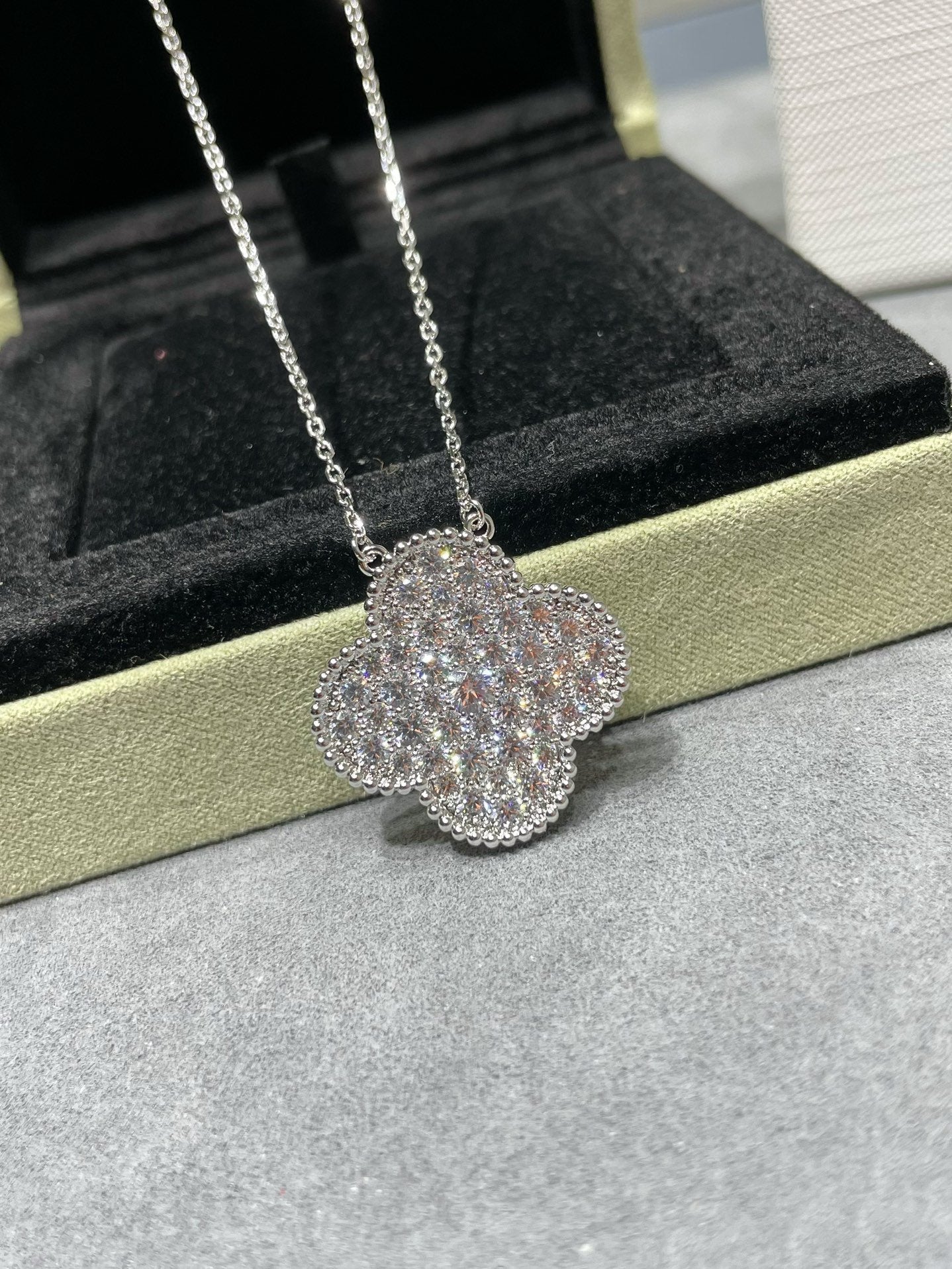 [Love Aura]CLOVER 25MM LARGE PENDANT DIAMOND PAVED SILVER NECKLACE
