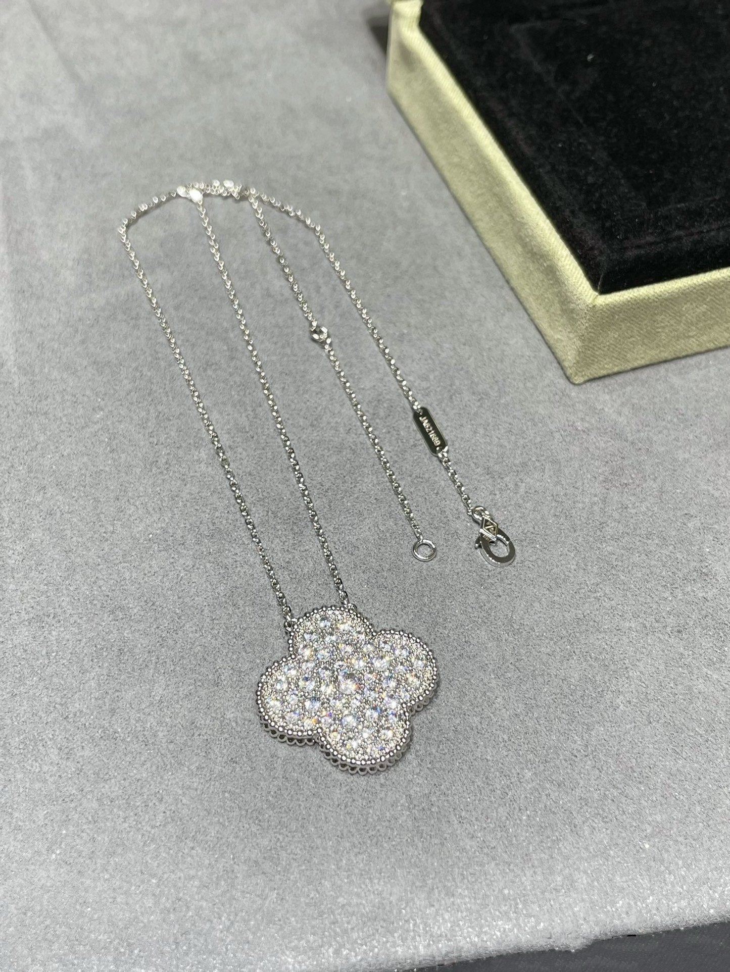 [Love Aura]CLOVER 25MM LARGE PENDANT DIAMOND PAVED SILVER NECKLACE