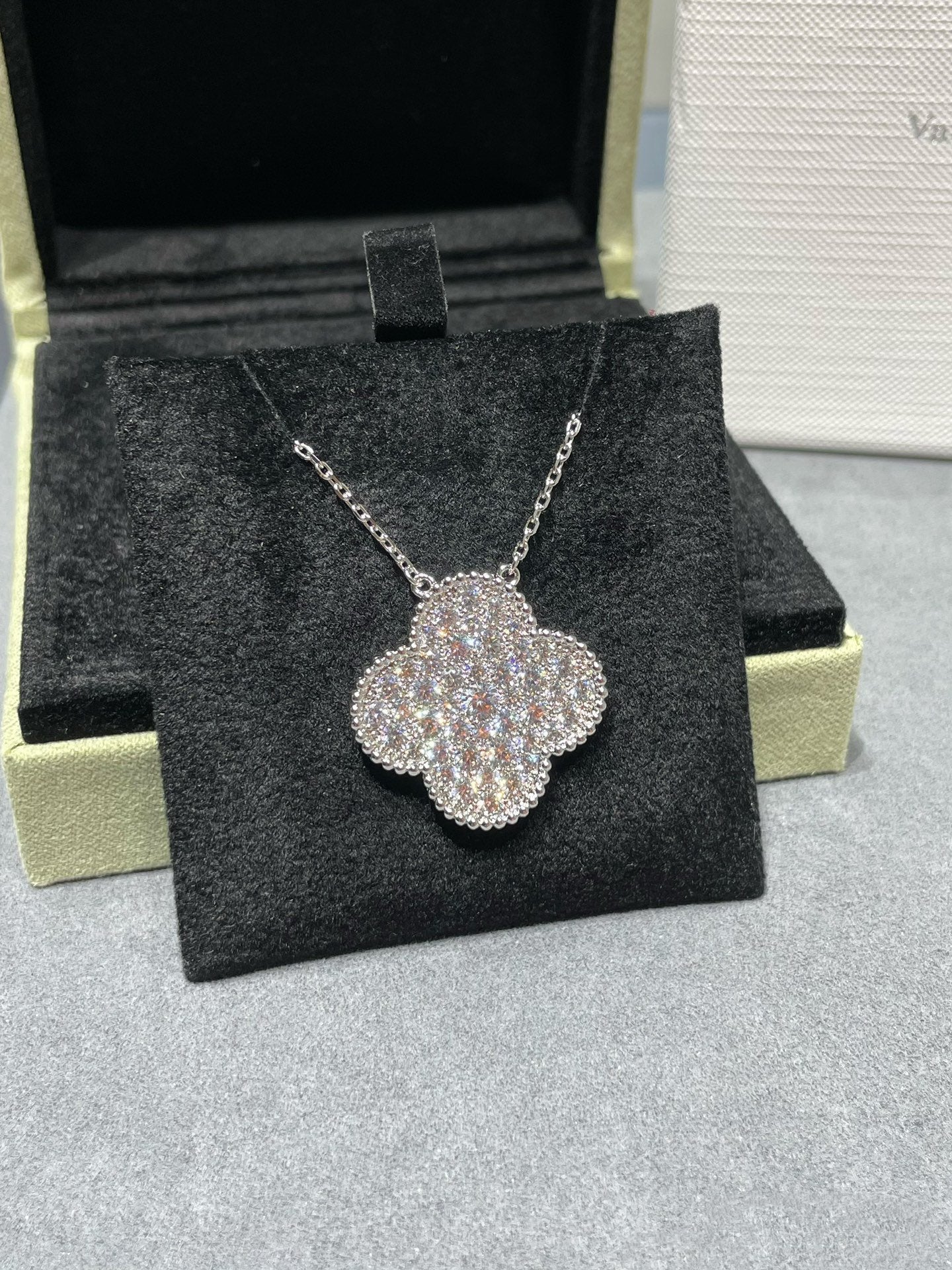 [Love Aura]CLOVER 25MM LARGE PENDANT DIAMOND PAVED SILVER NECKLACE