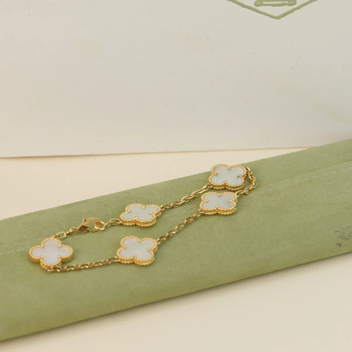 [Love Aura]CLOVER WHITE PEARL MOP 5 MOTIF BRACELET COLLECTION