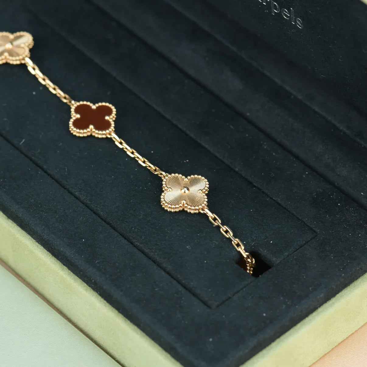 [Love Aura] CLOVER 5 MOTIF RED CORNELIAN BRACELET COLLECTION