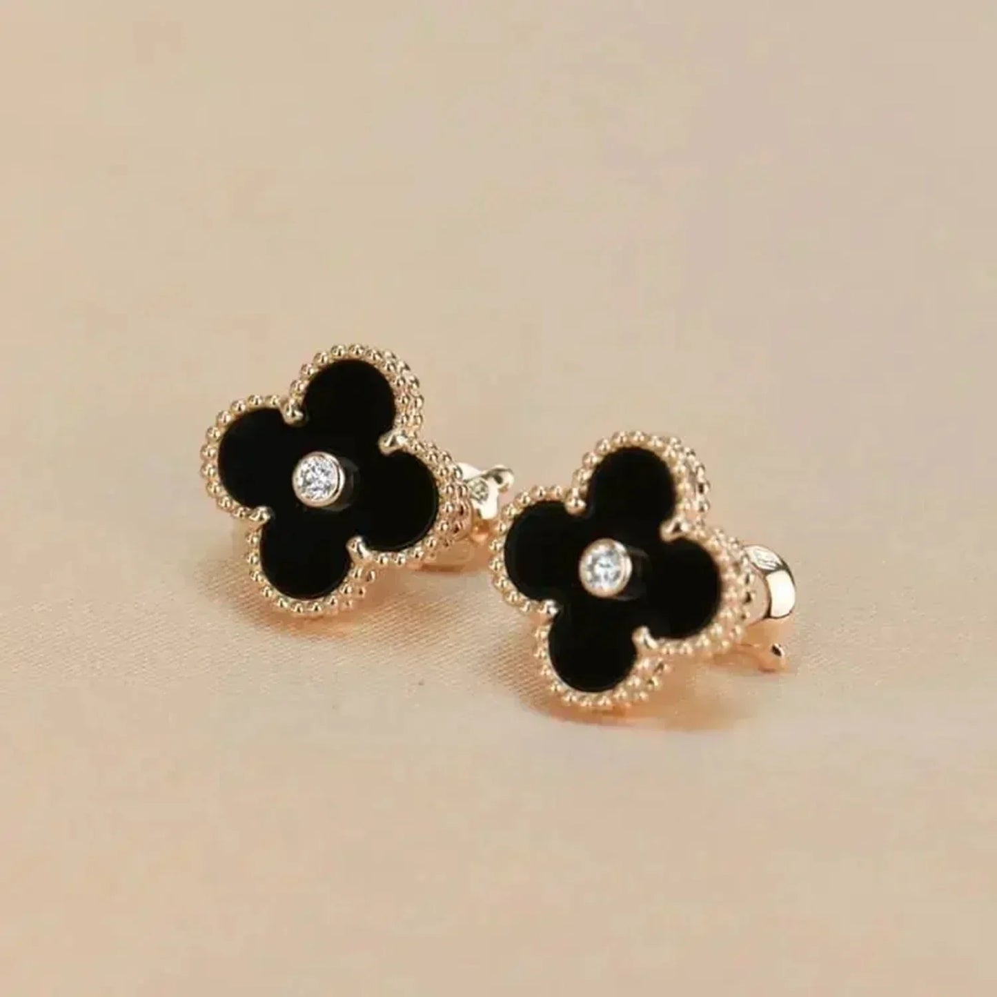 [Love Aura]CLOVER MEDIUM 1 MOTIFS ONYX DIAMOND EARRINGS