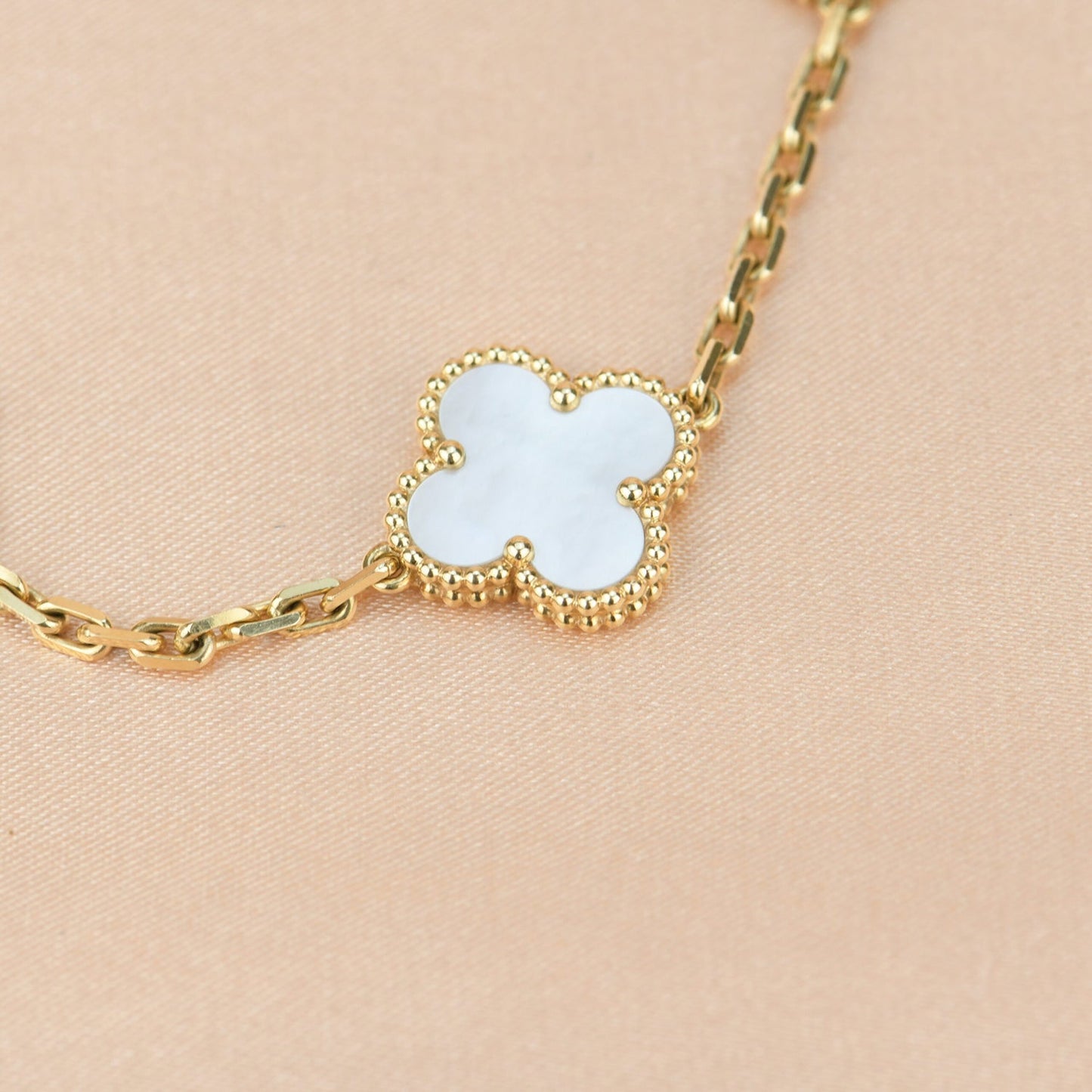 [Love Aura]CLOVER  5 MOTIF WHITE MOP BRACELET