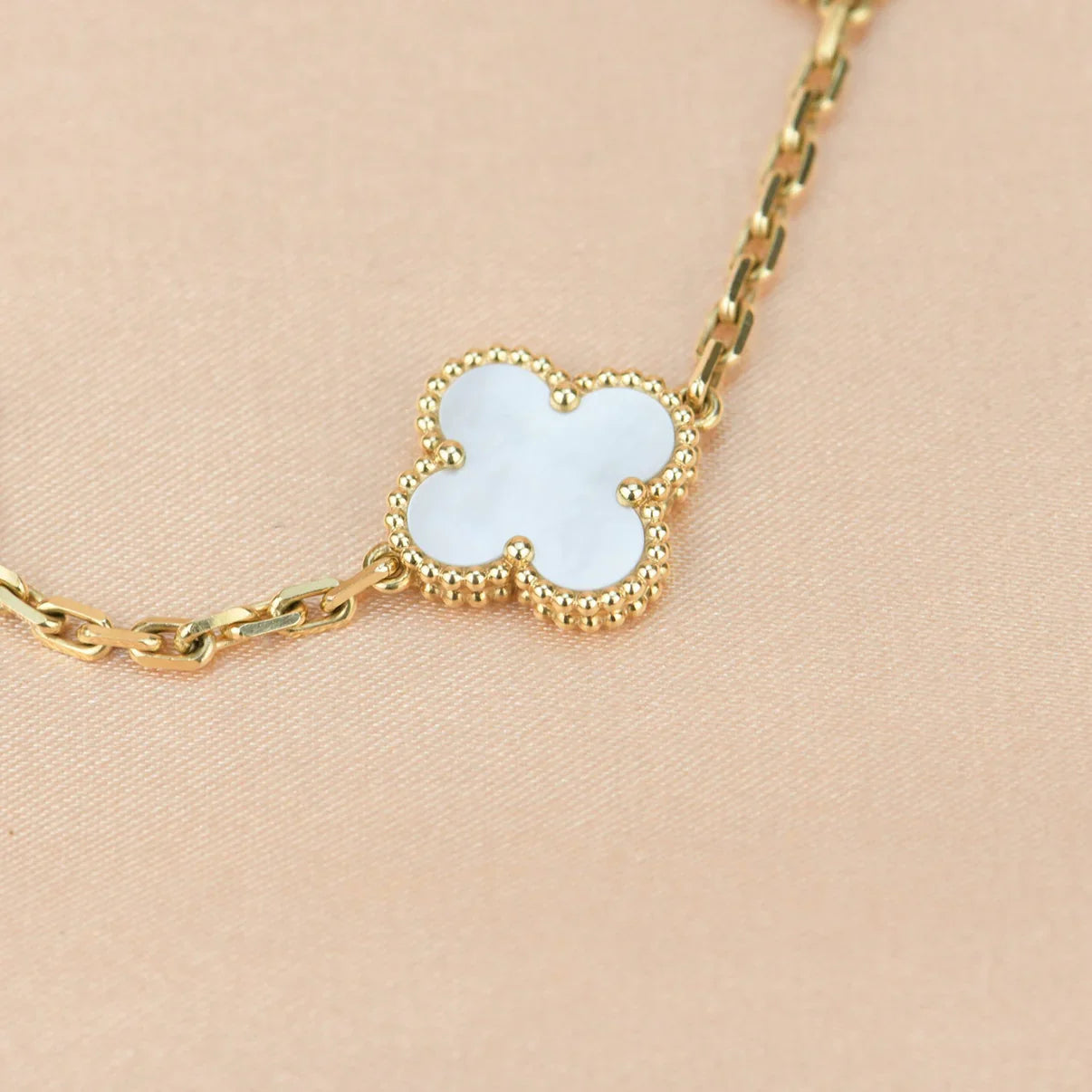 [Love Aura]CLOVER WHITE PEARL MOP 5 MOTIF BRACELET COLLECTION