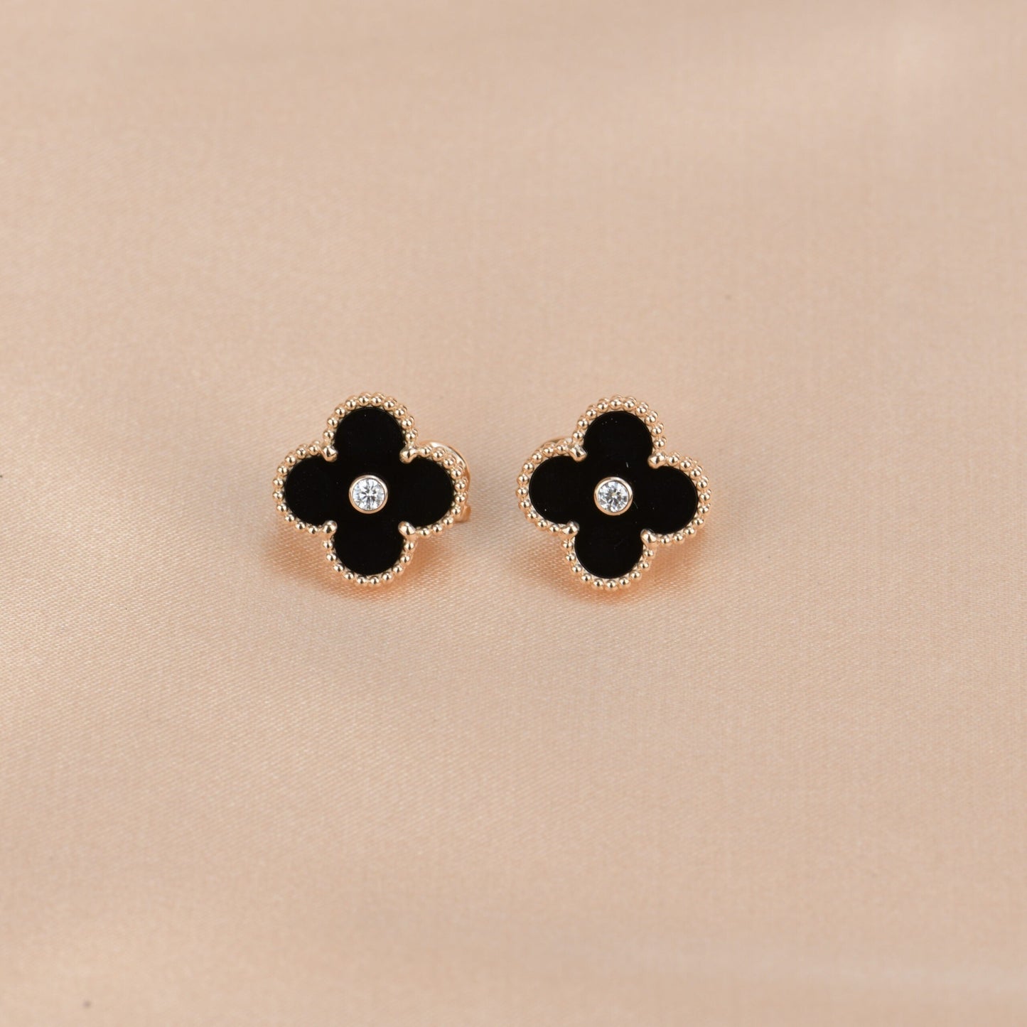 [Love Aura]CLOVER MEDIUM 1 MOTIFS ONYX DIAMOND EARRINGS