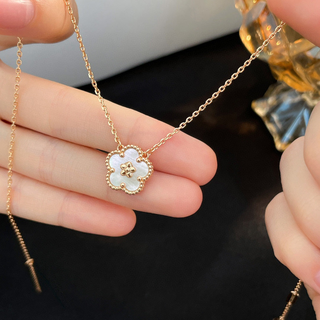 [Love Aura]LUCKY  WHITE MOP  PLUM BLOSSOM NECKLACE