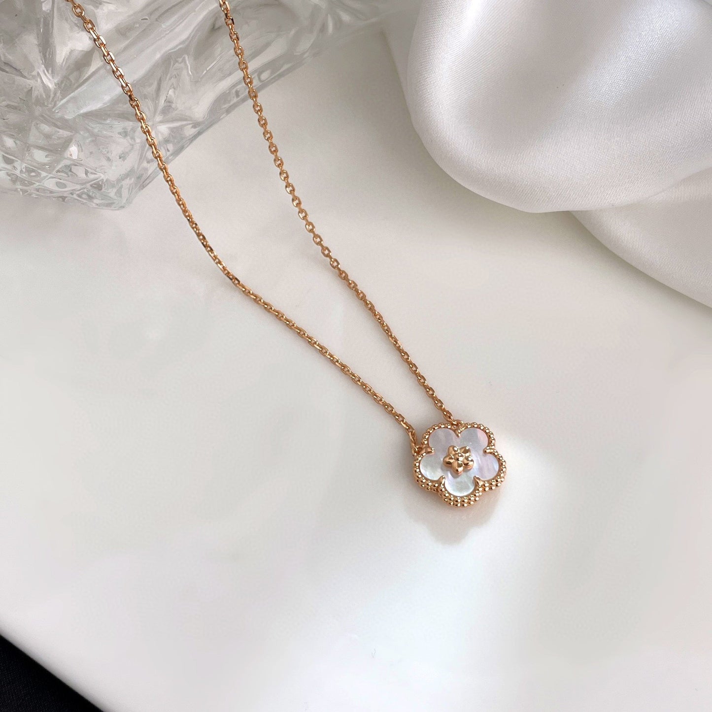 [Love Aura]LUCKY  WHITE MOP  PLUM BLOSSOM NECKLACE