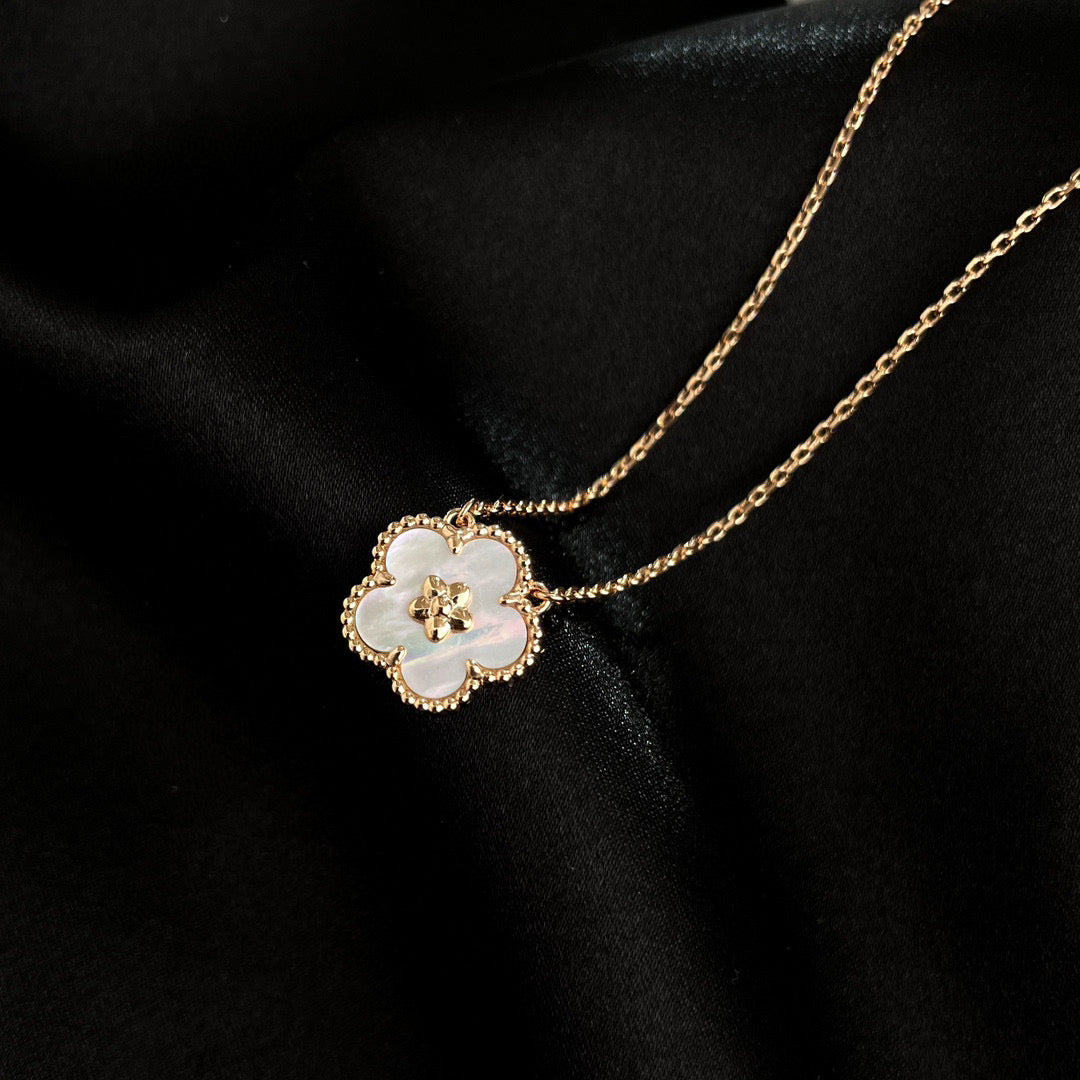 [Love Aura]LUCKY  WHITE MOP  PLUM BLOSSOM NECKLACE