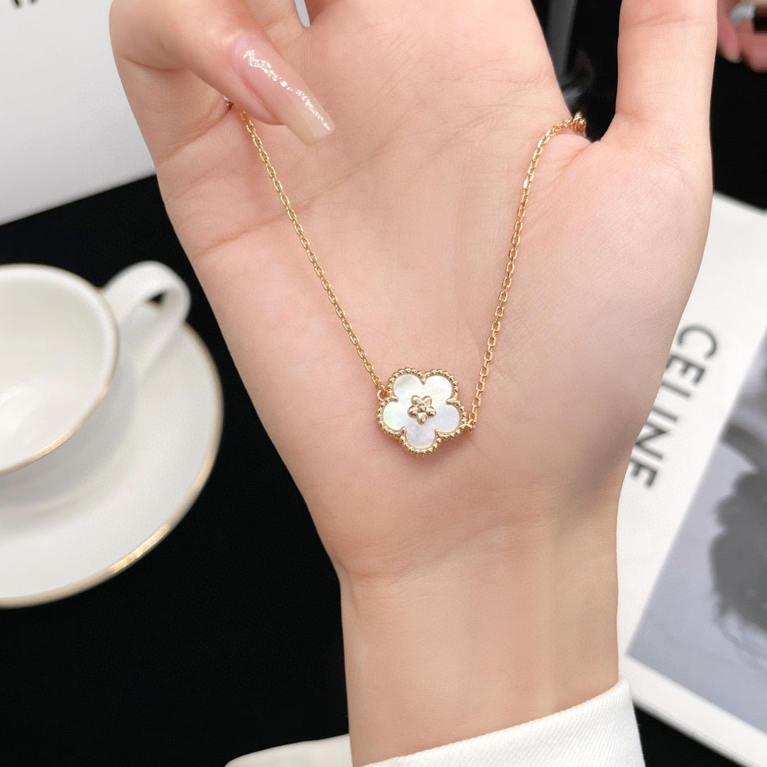 [Love Aura]LUCKY  WHITE MOP  PLUM BLOSSOM NECKLACE