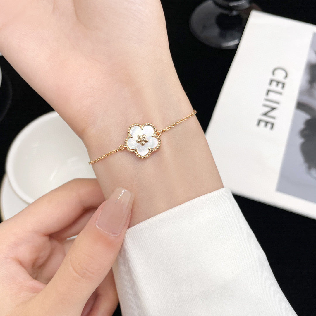 [Love Aura]LUCKY WHITE MOP PLUM BLOSSOM  BRACELET