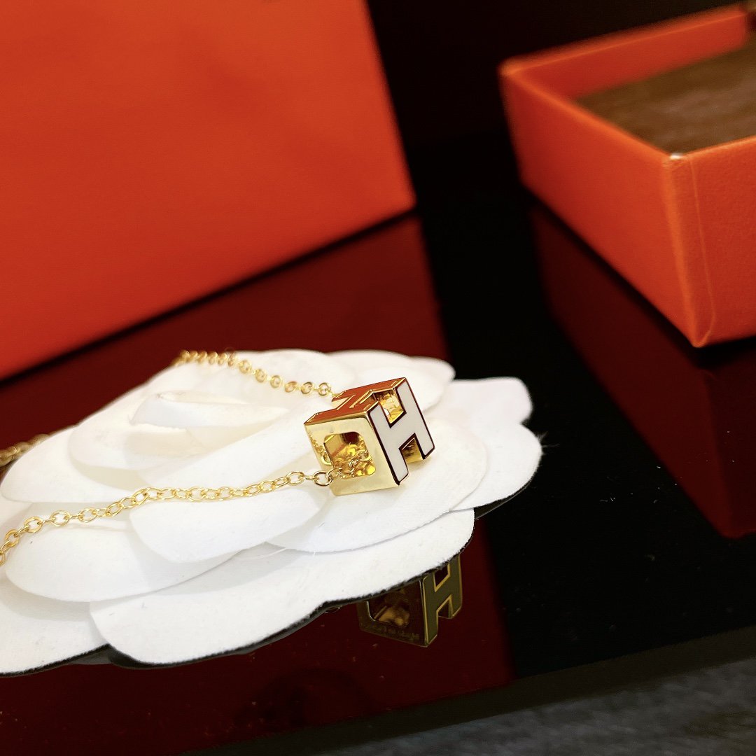 [Love Aura]H WHITE SQUARE GOLD NECKLACE