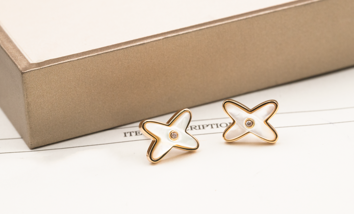 [Love Aura]JEUX DE WHITE MOP PINK GOLD DIAMOND EARRINGS