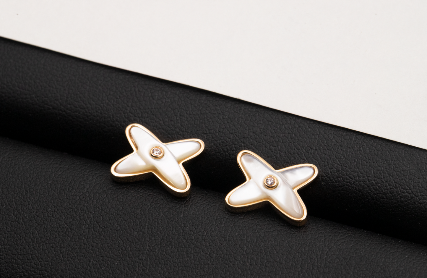 [Love Aura]JEUX DE WHITE MOP ROSE GOLD DIAMOND EARRINGS