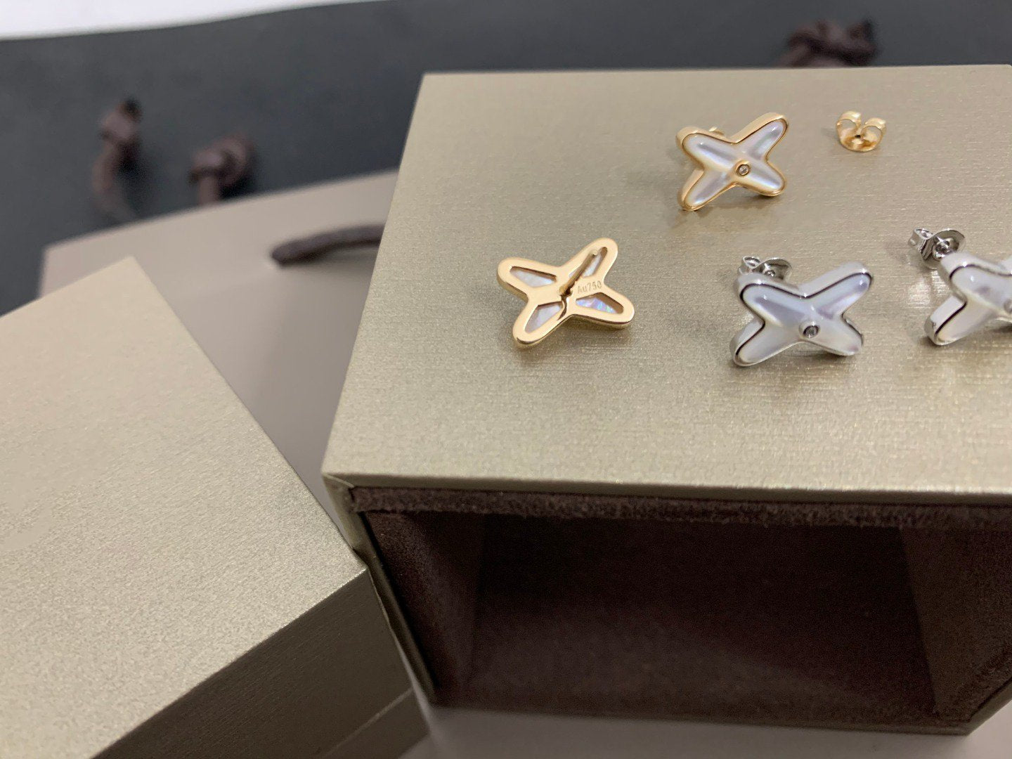 [Love Aura]JEUX DE WHITE MOP SILVER DIAMOND EARRINGS