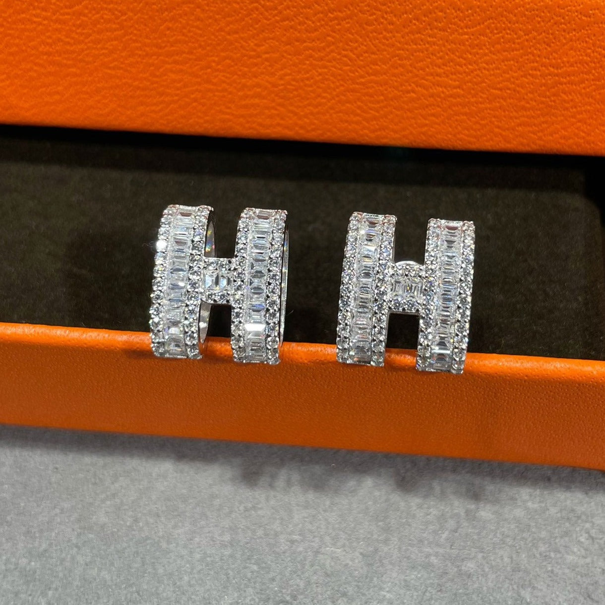 [Love Aura]H STUD EARRINGS WITH SILVER DIAMONDS