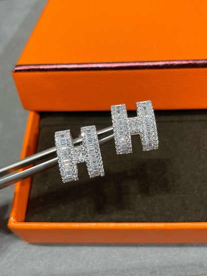 [Love Aura]H STUD EARRINGS WITH SILVER DIAMONDS