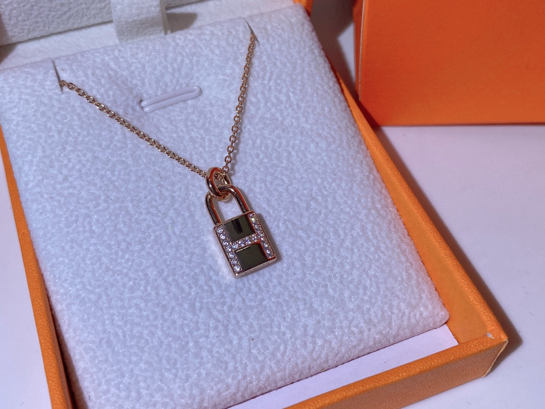 [Love Aura]HM ADVANCED NICHE LOCK HEAD NECKLACE DIAMONDS