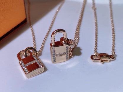 [Love Aura]HM ADVANCED NICHE LOCK HEAD NECKLACE DIAMONDS