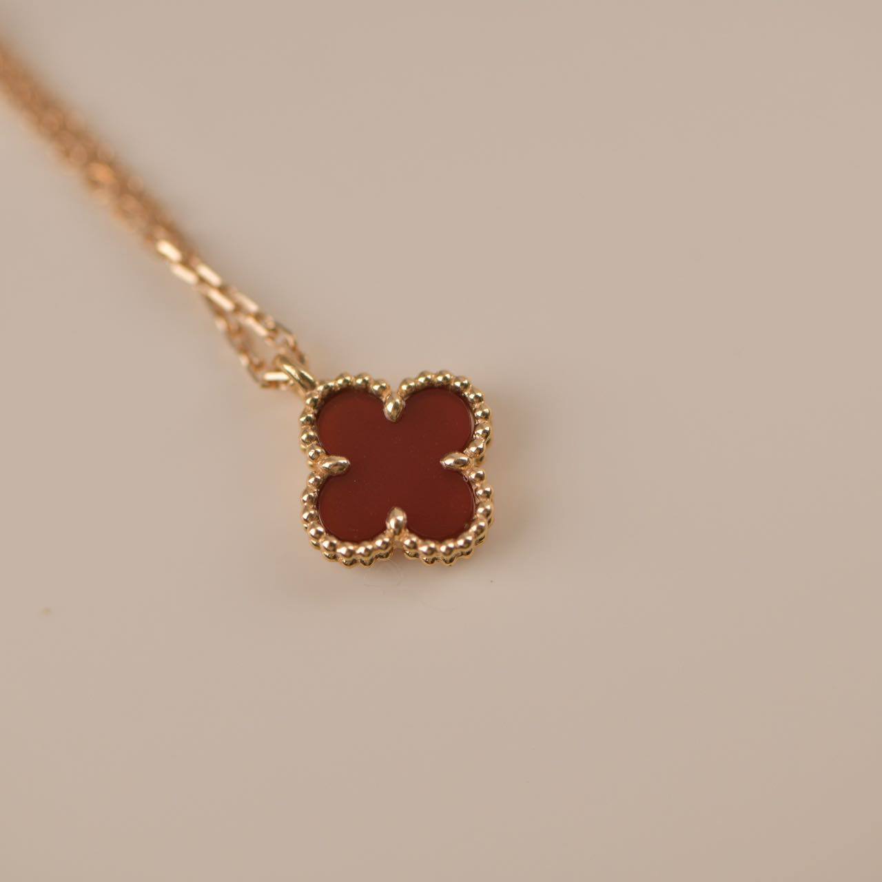 [Love Aura]CLOVER MINI 9.5MM WHITE CARNELIANS NECKLACE