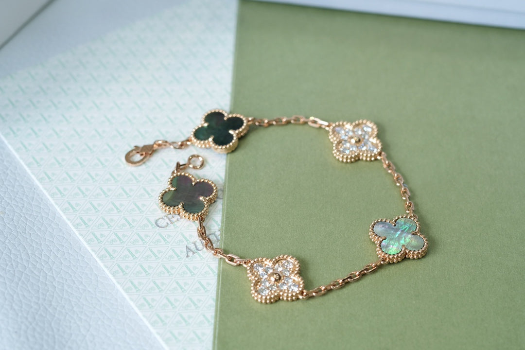 [Love Aura] CLOVER 5 MOTIF GRAY MOP BRACELET COLLECTION