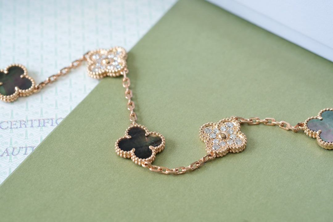 [Love Aura] CLOVER 5 MOTIF GRAY MOP BRACELET COLLECTION