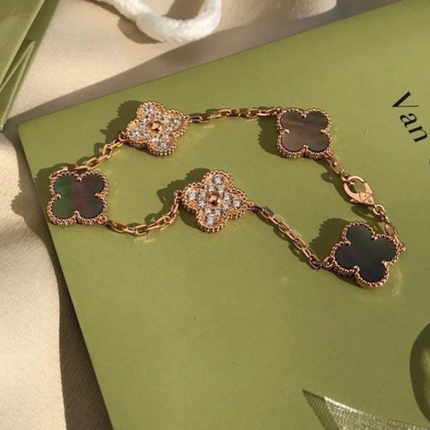 [Love Aura]CLOVER 5 MOTIF GRAY MOP DIAMOND BRACELET